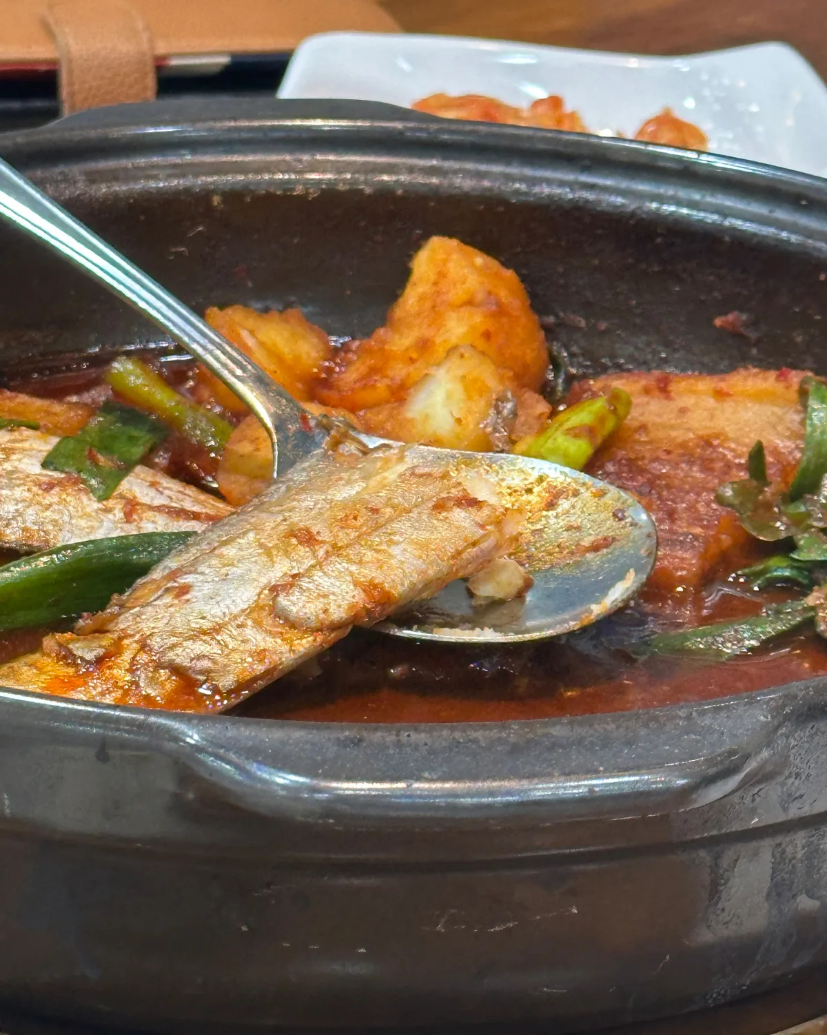 スプーンですくった太刀魚の煮付け