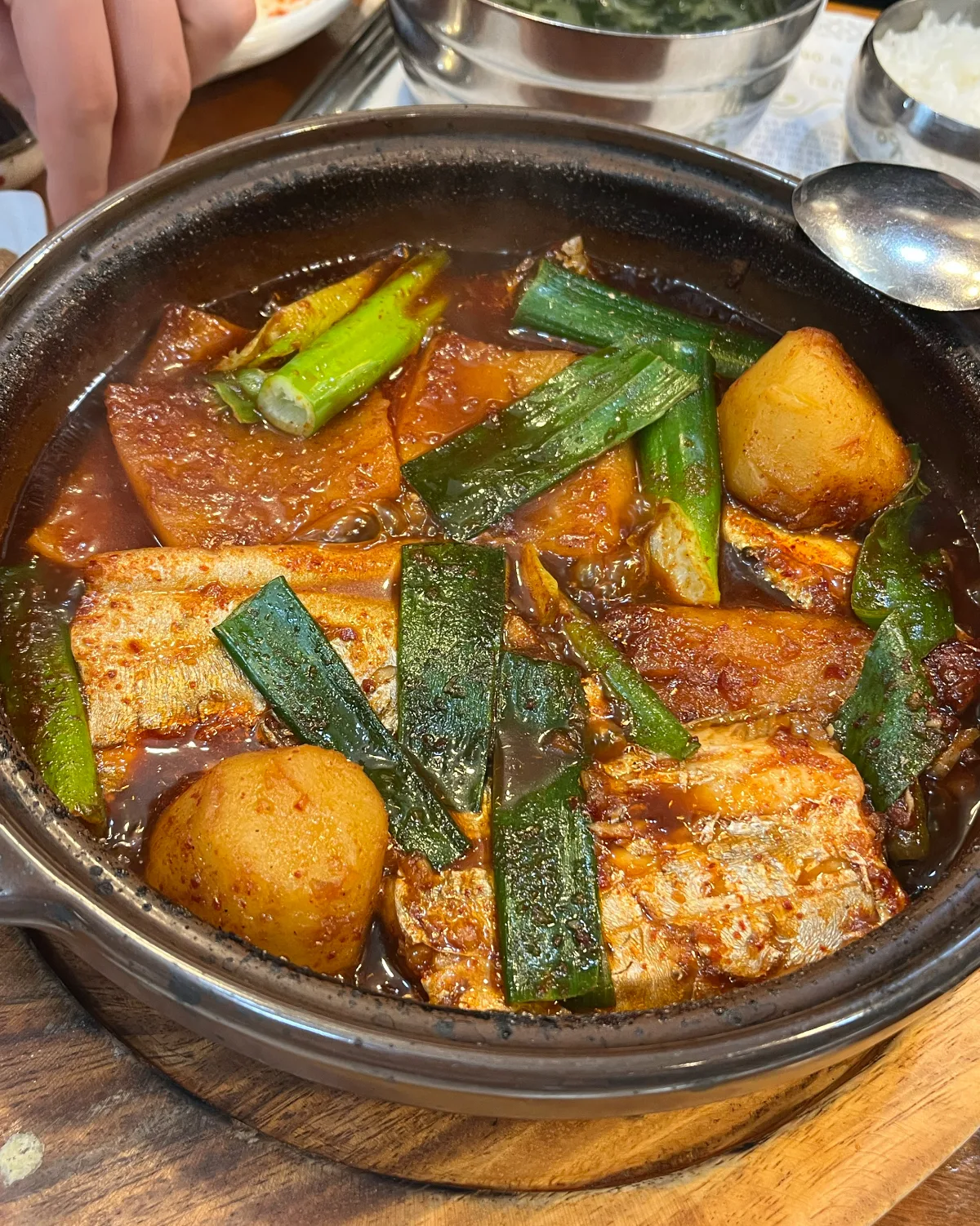 トムジャン 中文店 — 太刀魚とじゃがいもの赤い煮付け