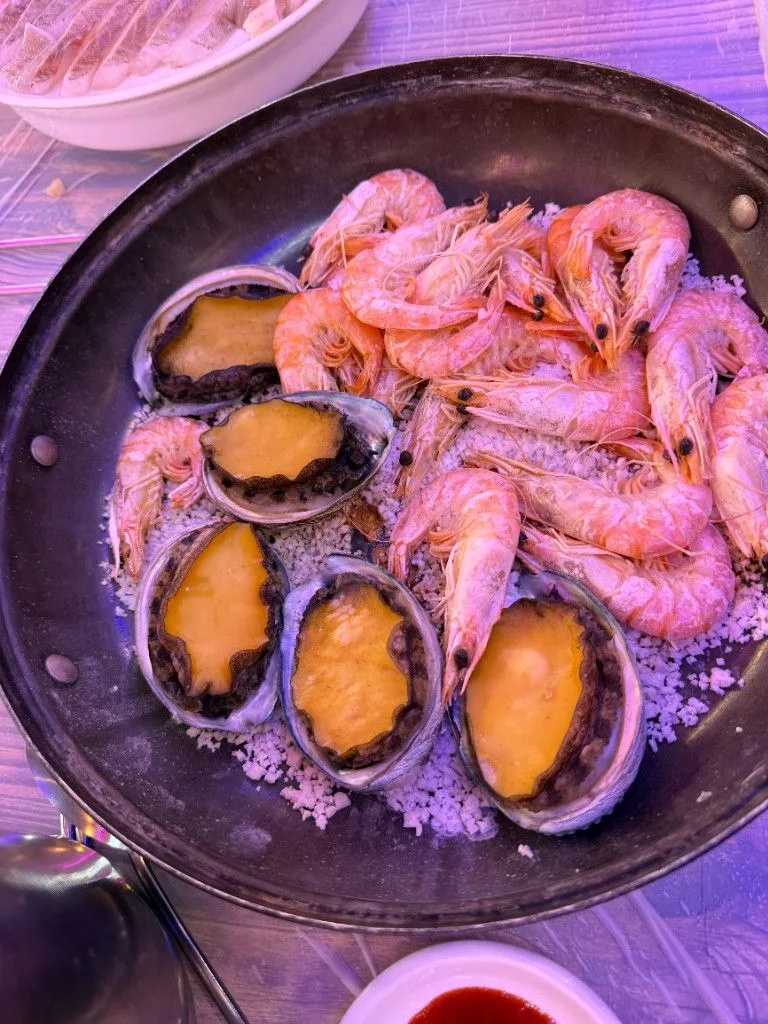 エビとアワビを並べた鉄板