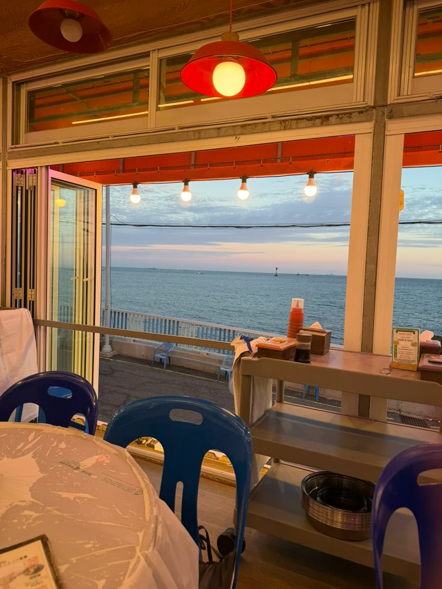 窓の向こうに海が見える店内の席