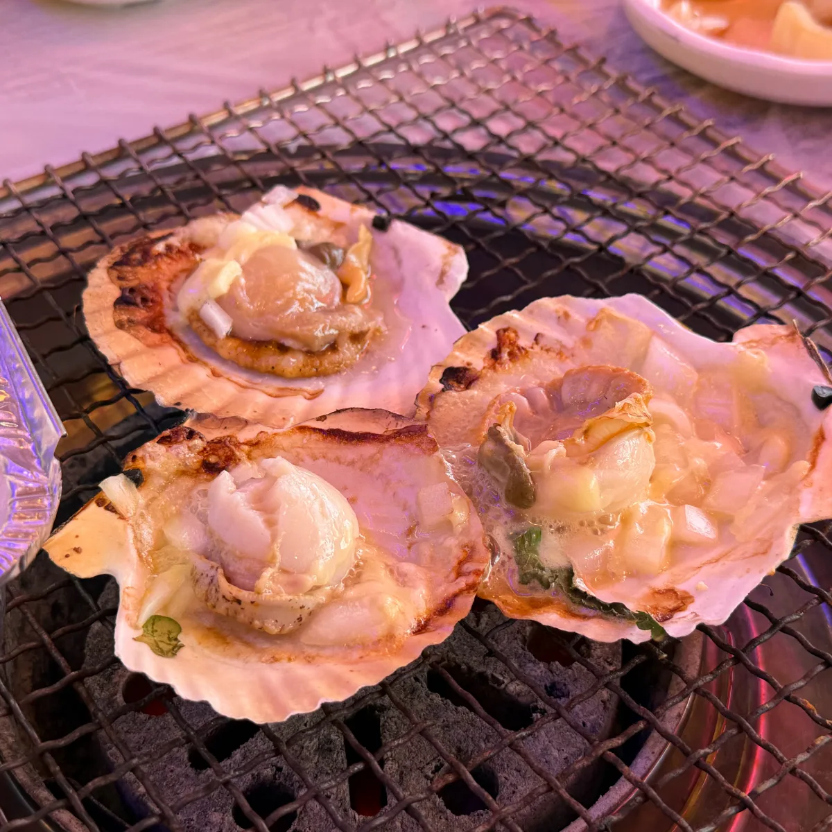 網の上で焼けるホタテ