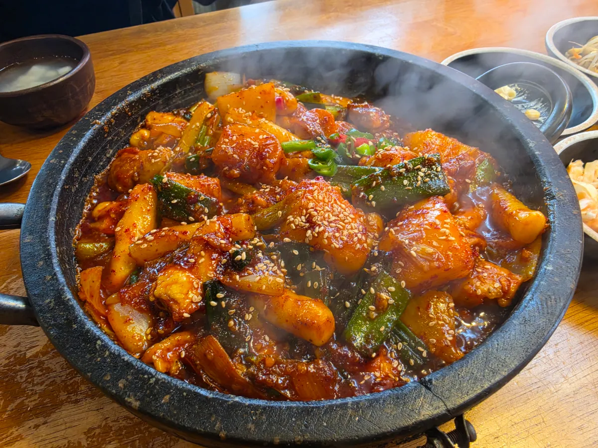 湯気が立つ石板の鶏料理