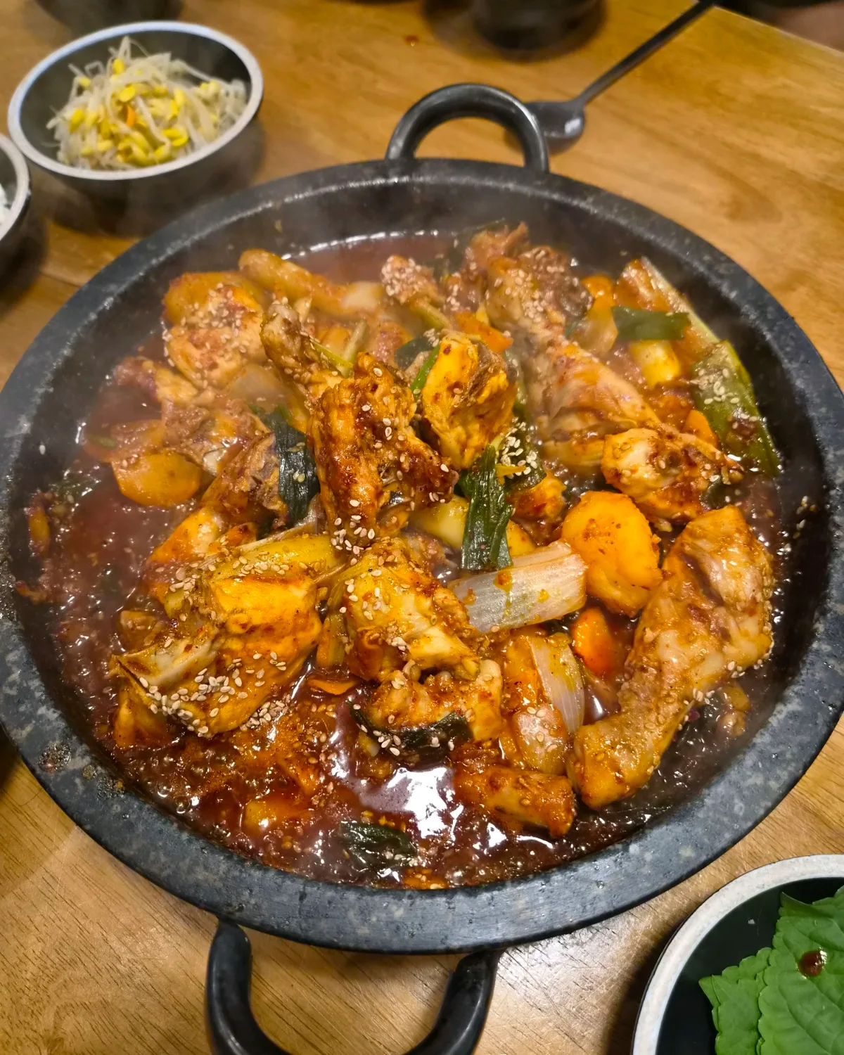 トルタク 本店 — 石板で煮込む鶏肉とじゃがいも
