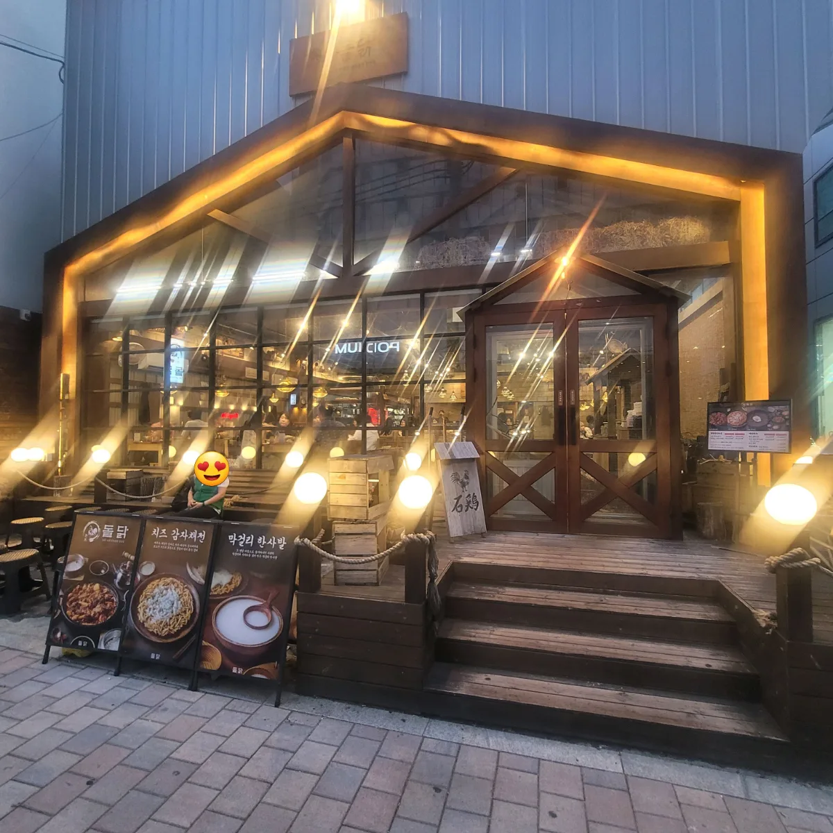 トルタク 本店 — 大きなガラス窓と木の扉の店先