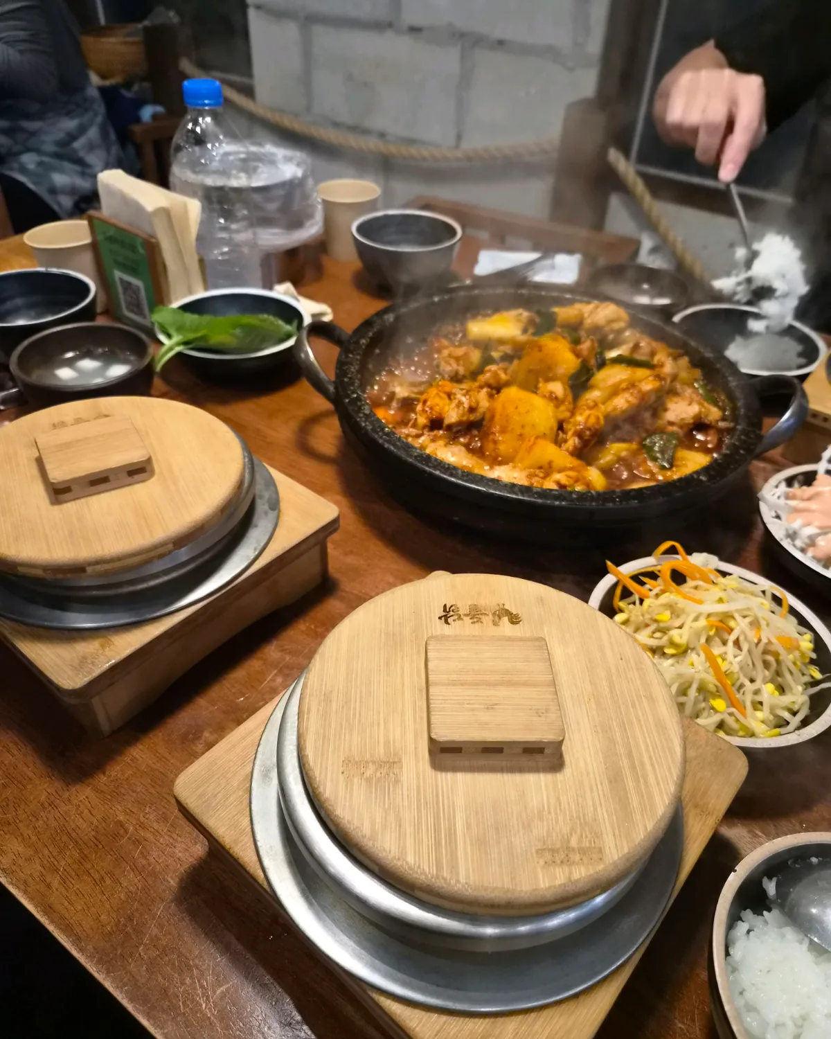 トルタク 本店 — 鶏料理と釜炊きご飯が並ぶ食卓