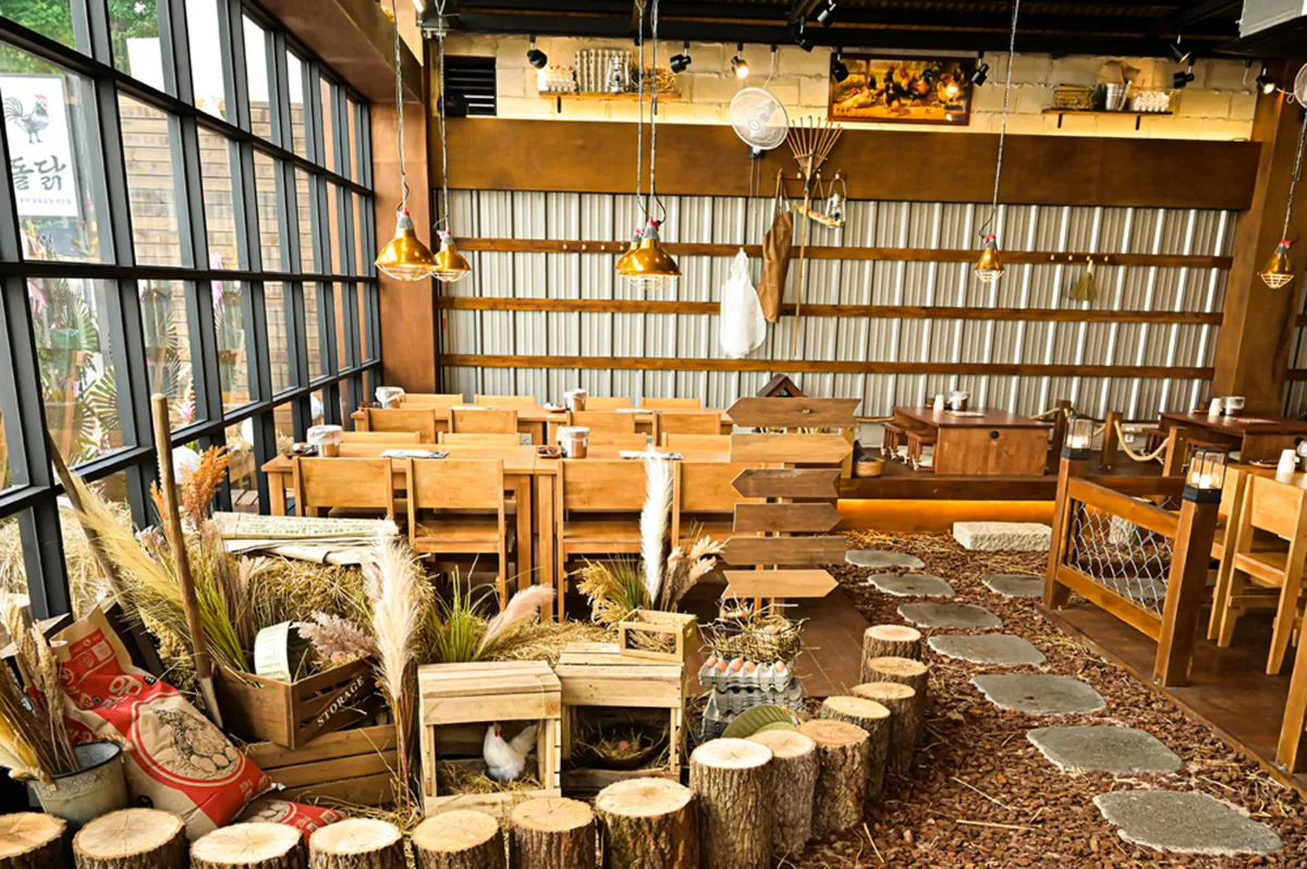 柵や切り株で鶏小屋の雰囲気を出した店内
