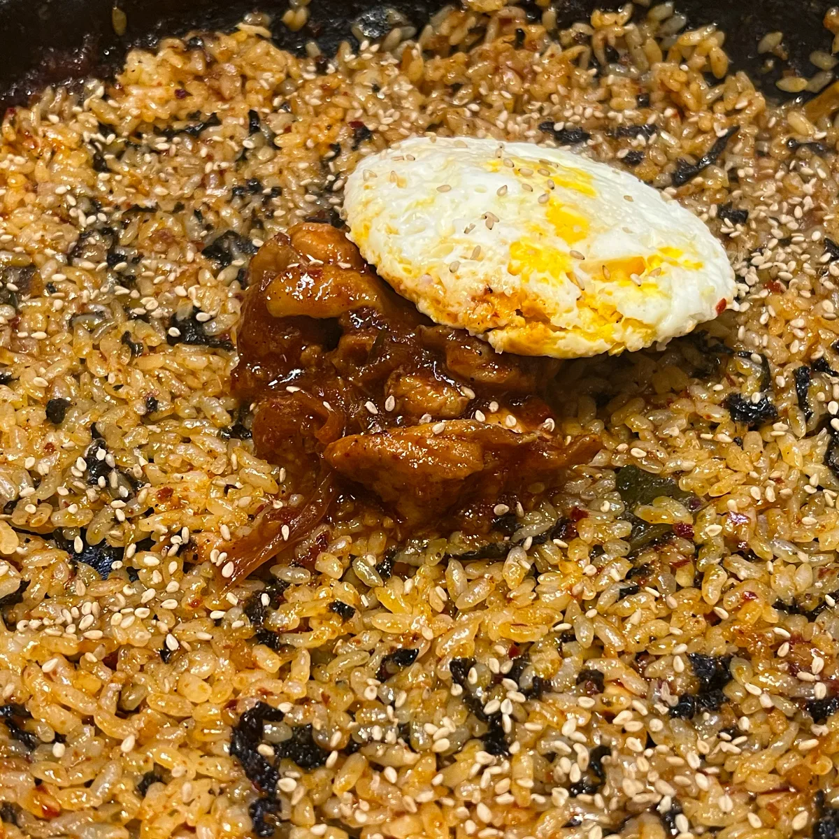 トルタク 本店 — 目玉焼きをのせた石板炒めご飯
