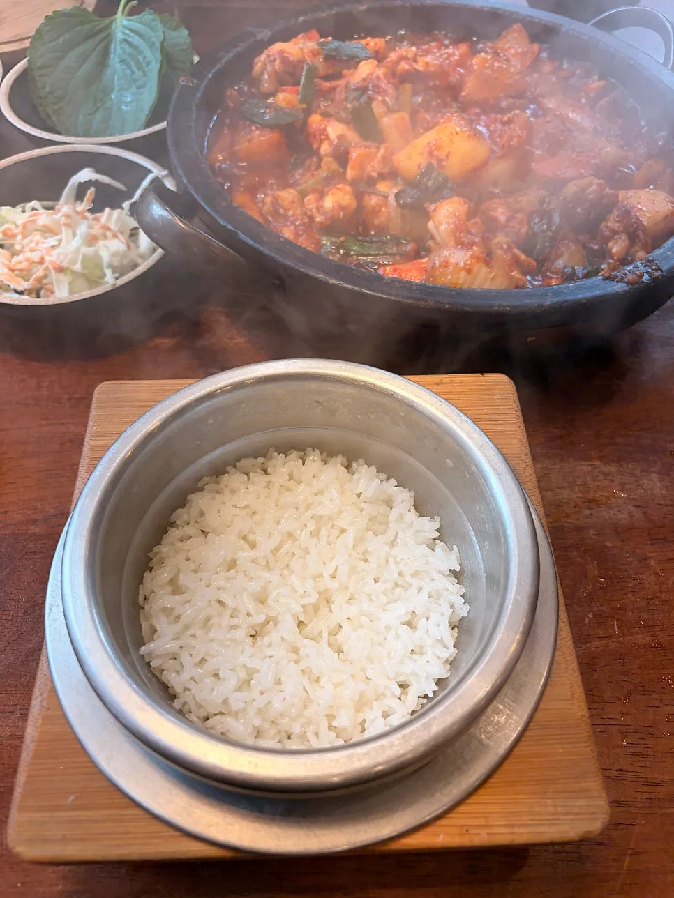 釜炊きご飯と湯気の立つタッポックムタン