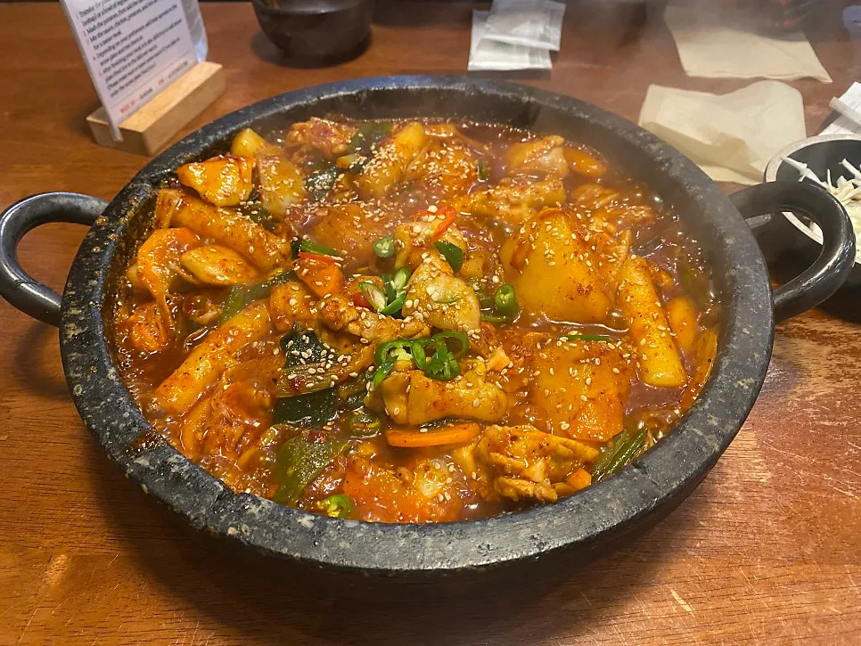 トルタク 本店 — じゃがいもと鶏肉が入った石板タッポックムタン