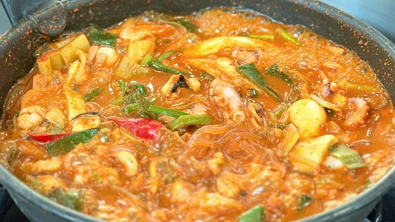 トルゴレスンドゥブ — タコと野菜の赤い炒め物