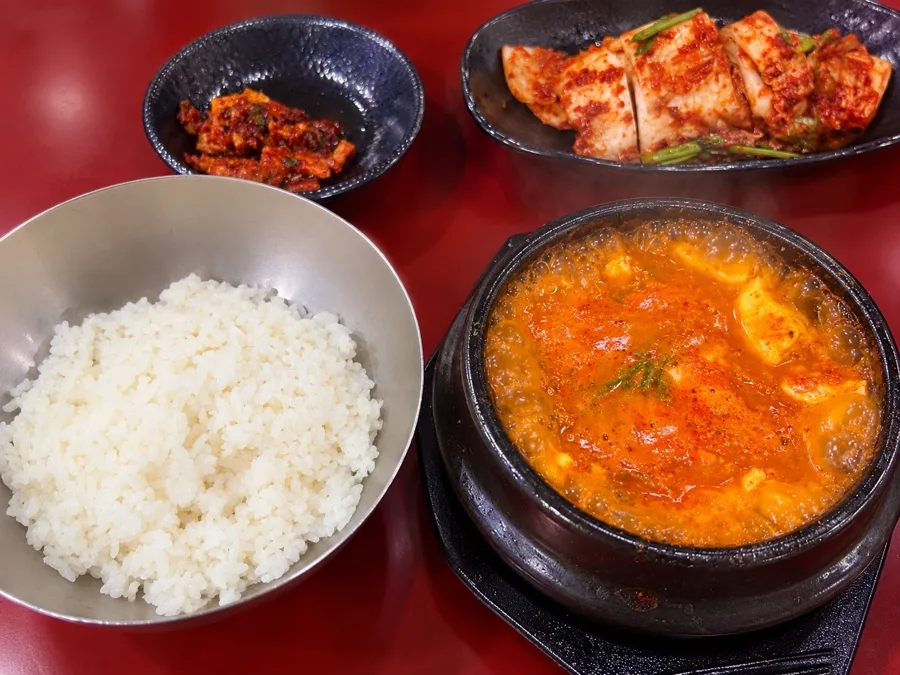 土鍋のチゲとご飯、キムチ