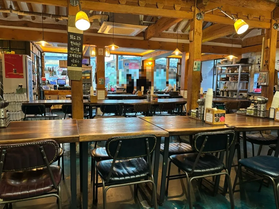 トマ 仁寺洞店 — 木の梁とテーブル席