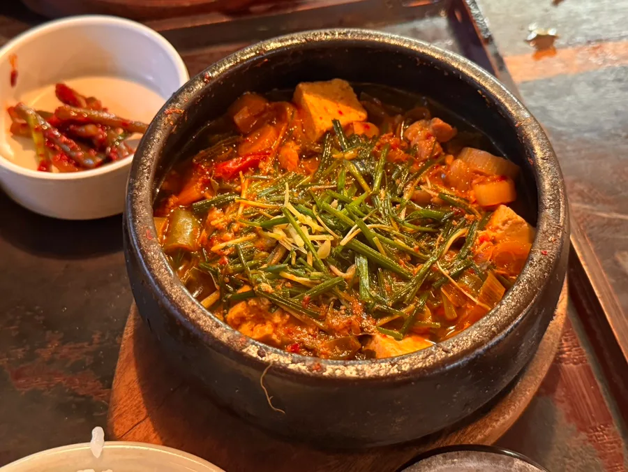 トマ 仁寺洞店 — ニラをのせた味噌チゲ