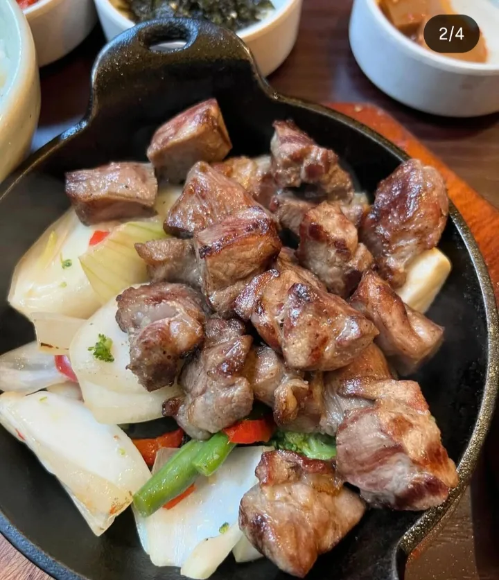 イベリコ豚肩ロースの炭火焼き定食（ご飯付き）