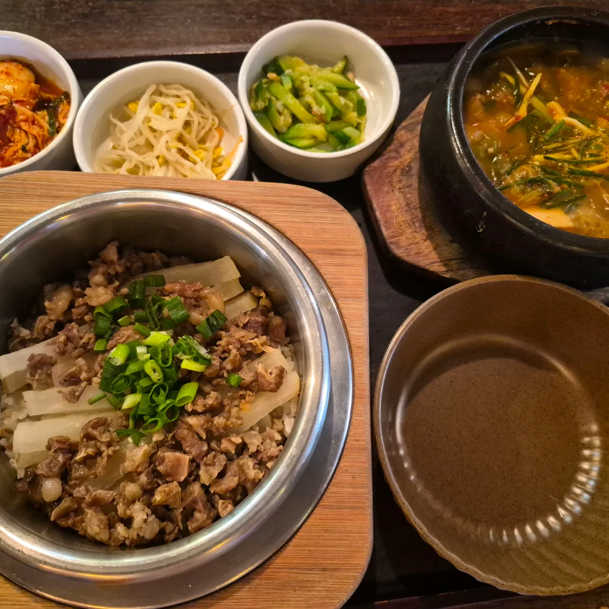 トマ 仁寺洞店 — 大根と肉の釜飯、チゲと小鉢