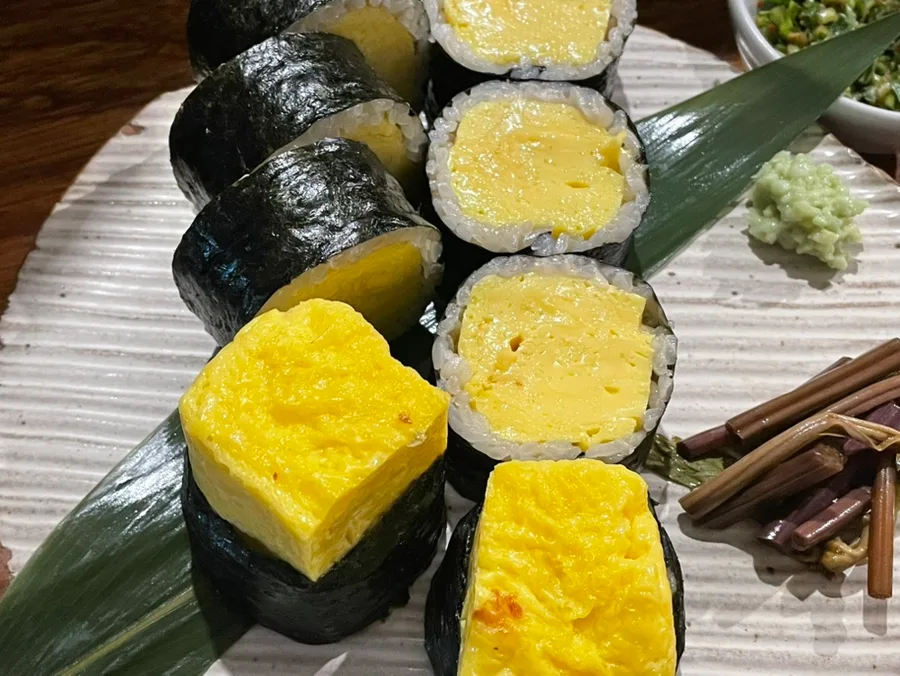 東亜食堂 — 厚い卵を巻いたキンパ