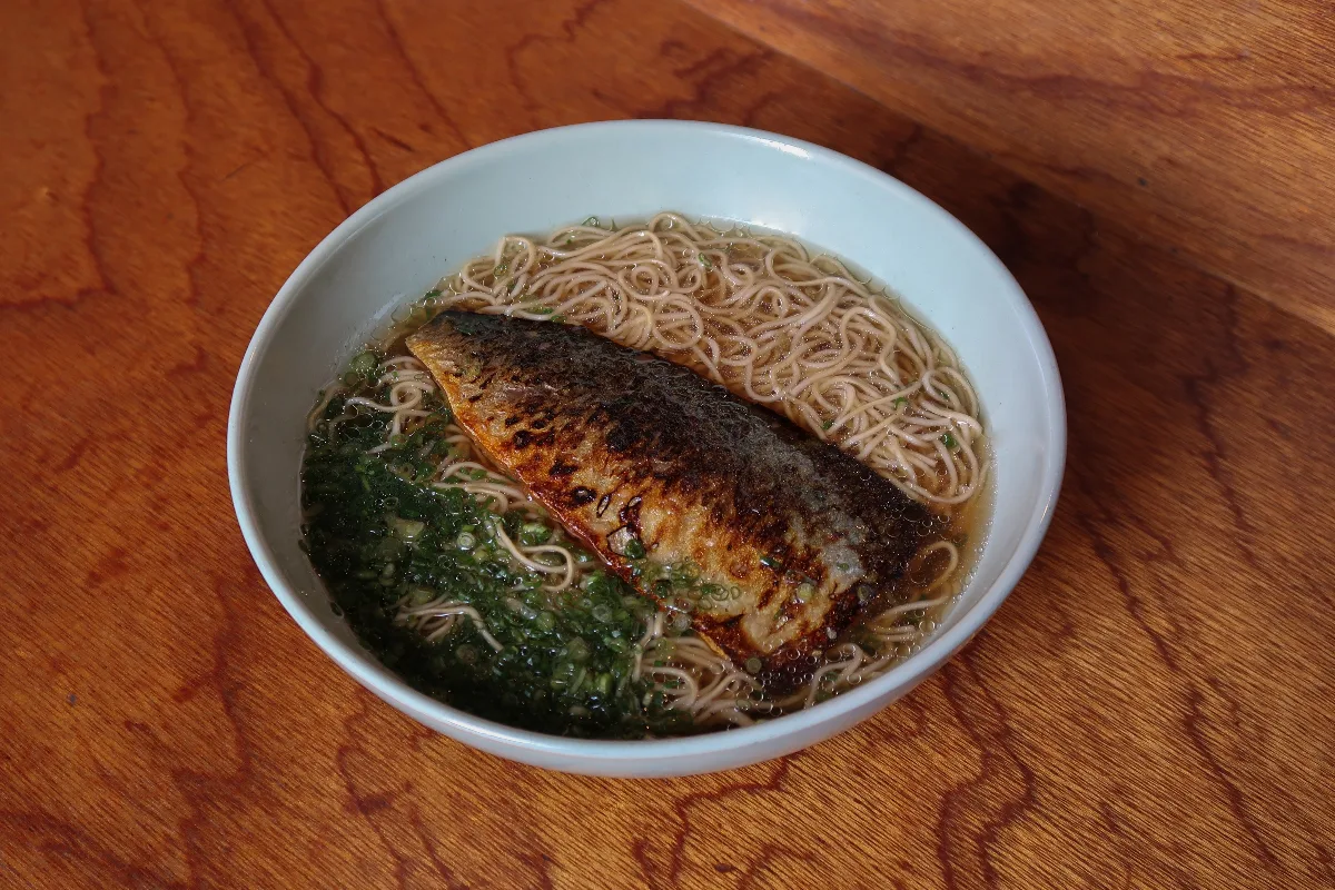 東亜食堂 — 焼きサバをのせたそうめん