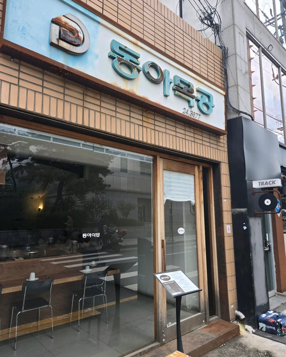 東亜食堂の看板と木枠の入口