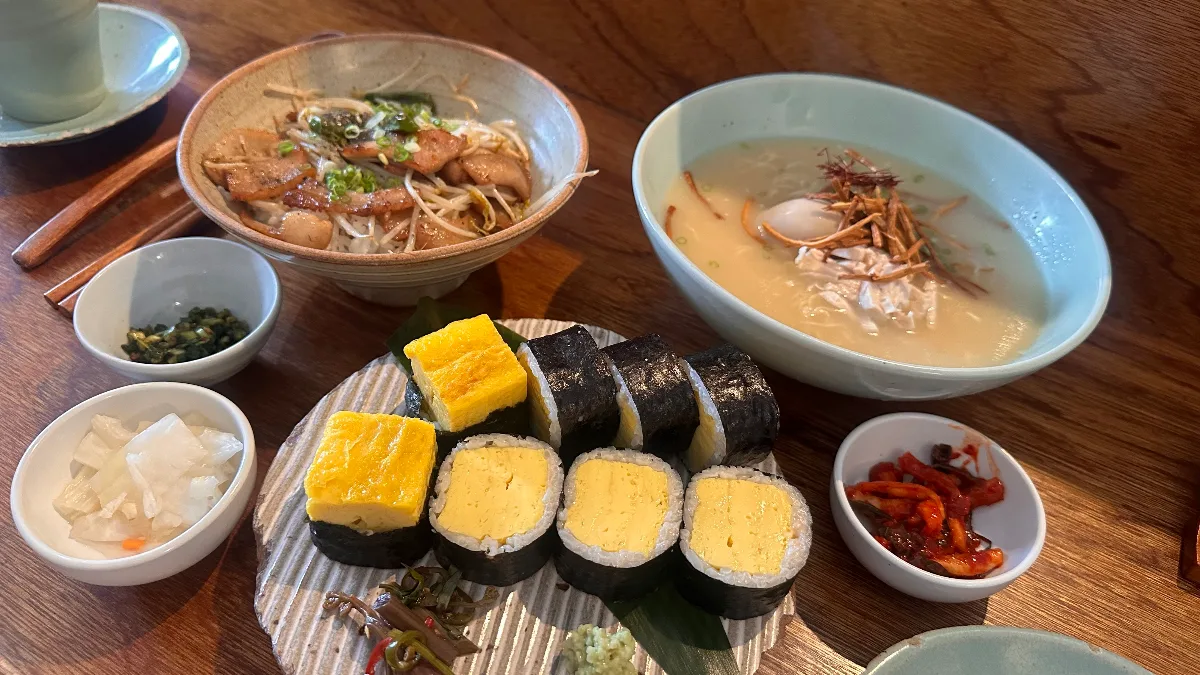 東亜食堂 — キンパと麺、ご飯が並ぶ食卓