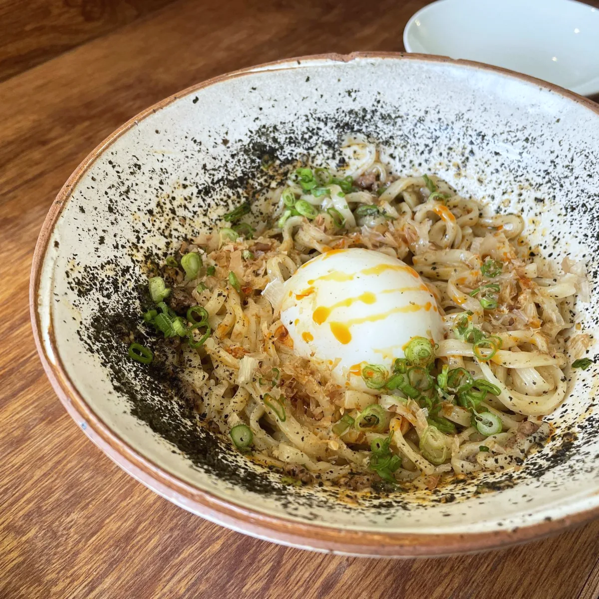 ポーチドエッグをのせた混ぜ麺