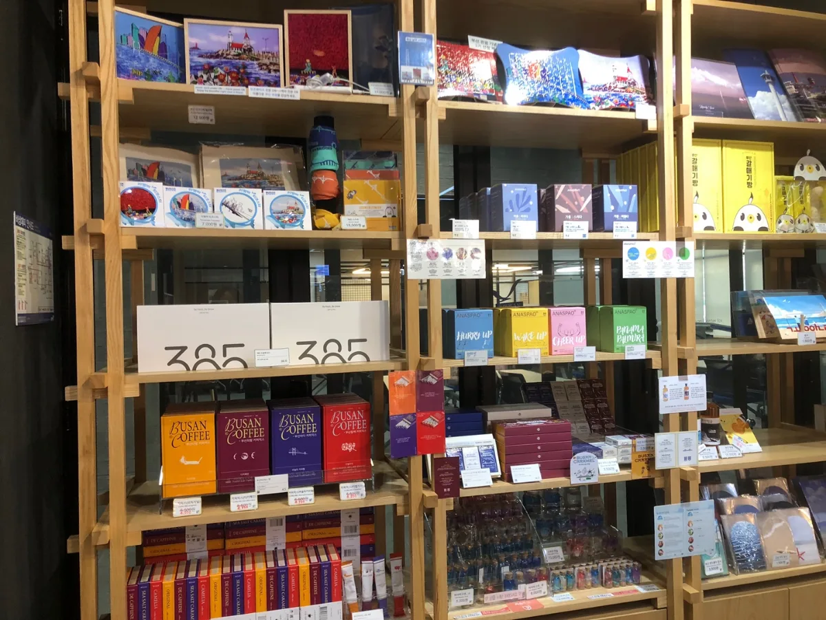 トンベク商会 釜山駅店 — 釜山のコーヒーや雑貨が並ぶ棚