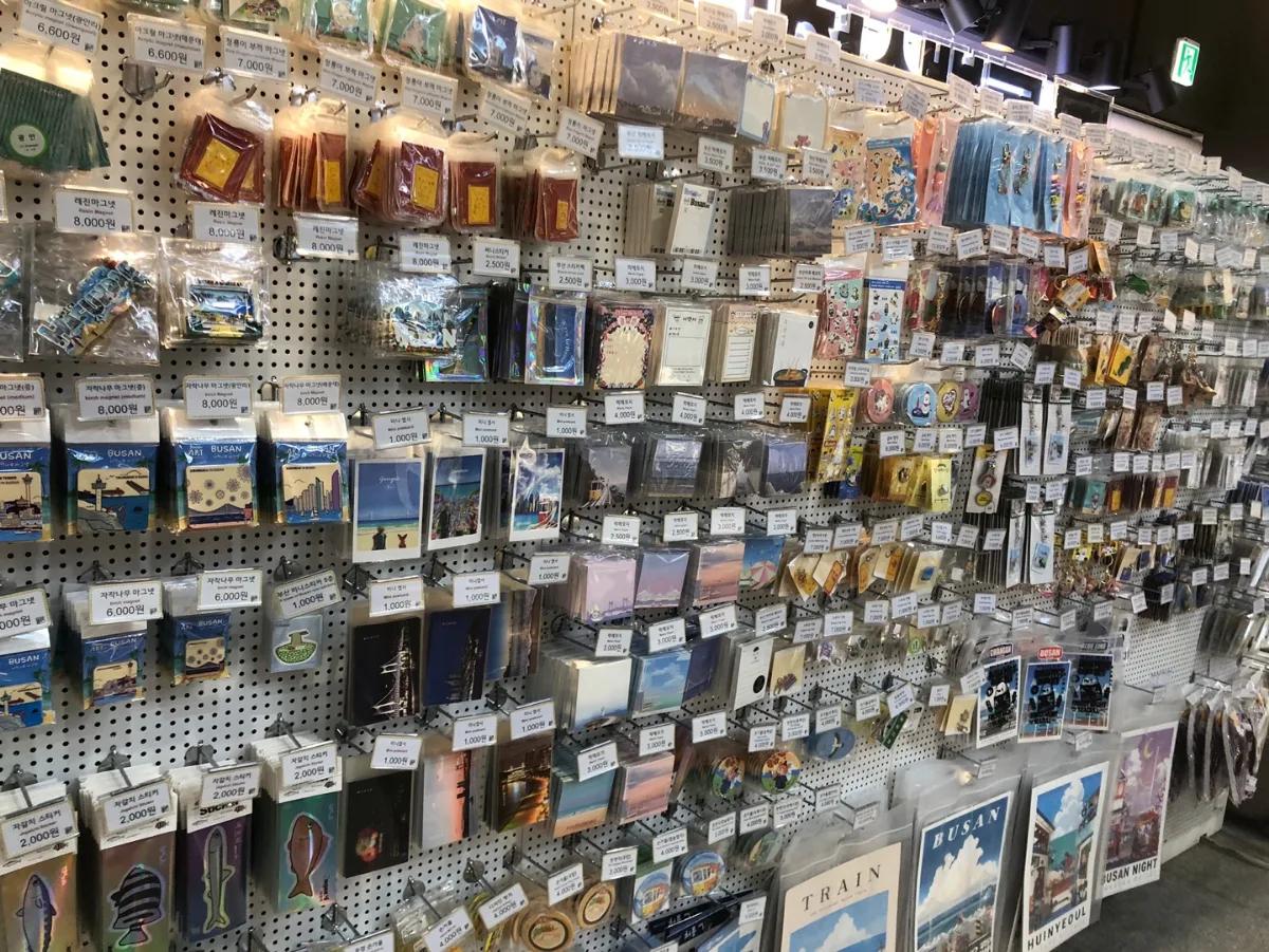 値札付きのマグネットや小物