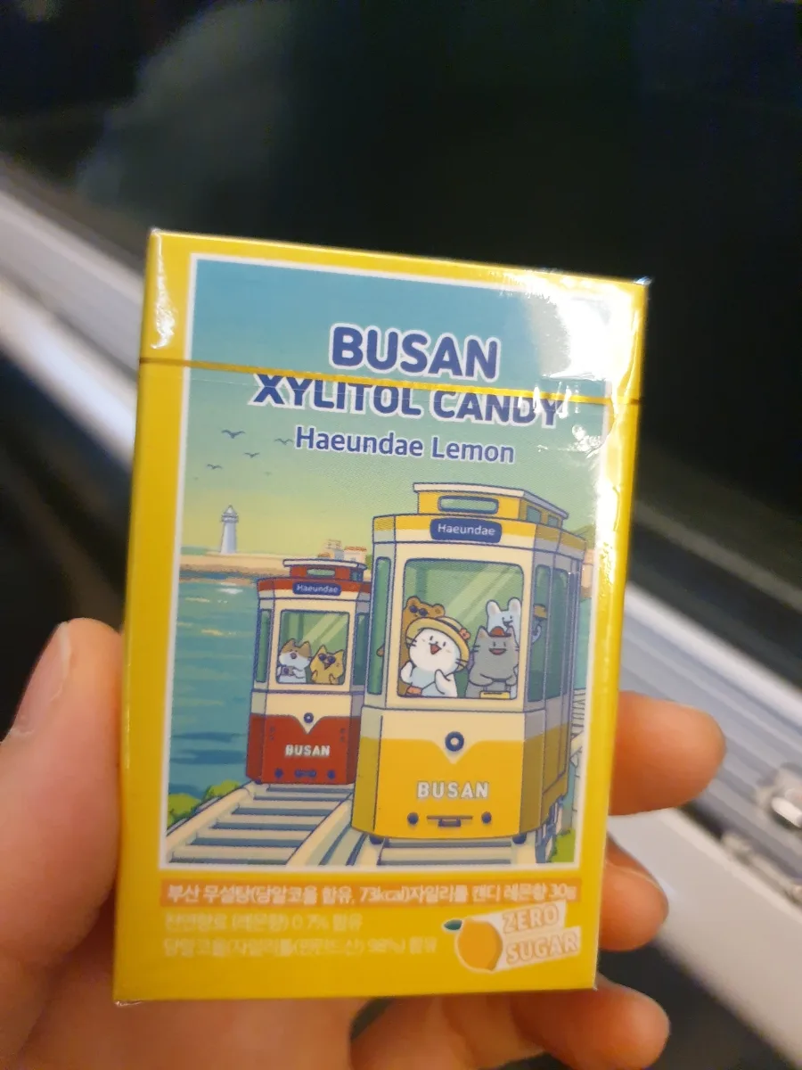 トンベク商会 釜山駅店 — 海辺の列車を描いたキャンディの箱