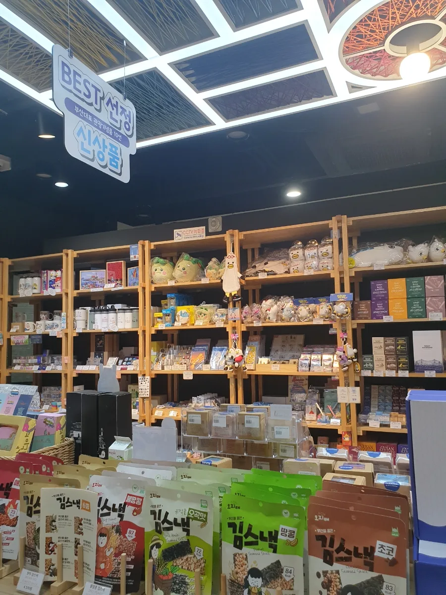 トンベク商会 釜山駅店 — 菓子やぬいぐるみが並ぶ店内