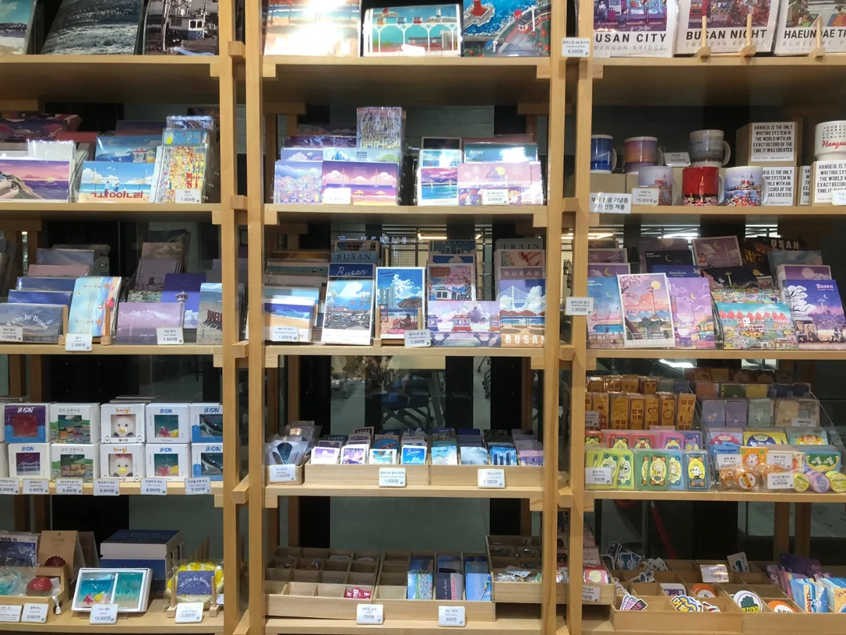 トンベク商会 釜山駅店 — 木の棚に並ぶ釜山の土産雑貨