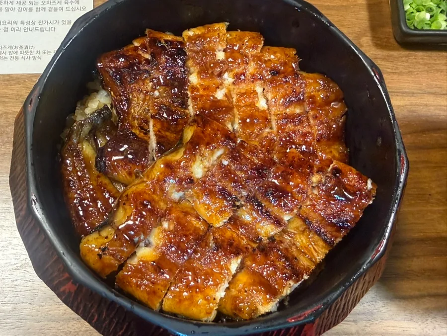 東京食膳 本店 — 丸い器に盛られた刻みうなぎ