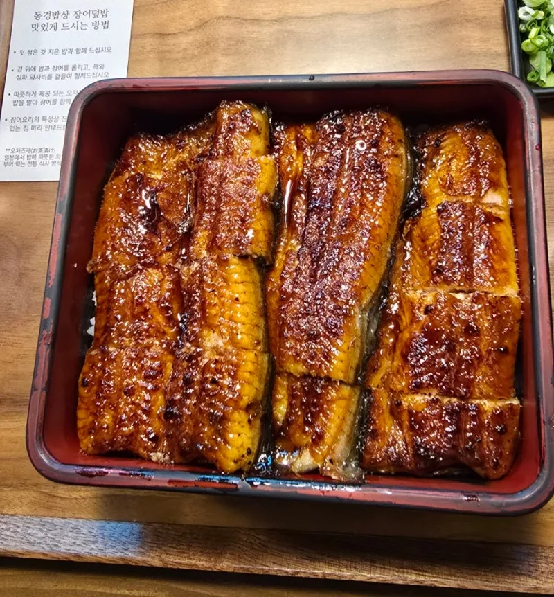 重箱に並ぶうなぎの蒲焼き