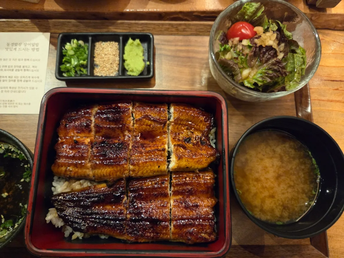 東京食膳 本店 — うなぎの重箱と汁物、サラダ
