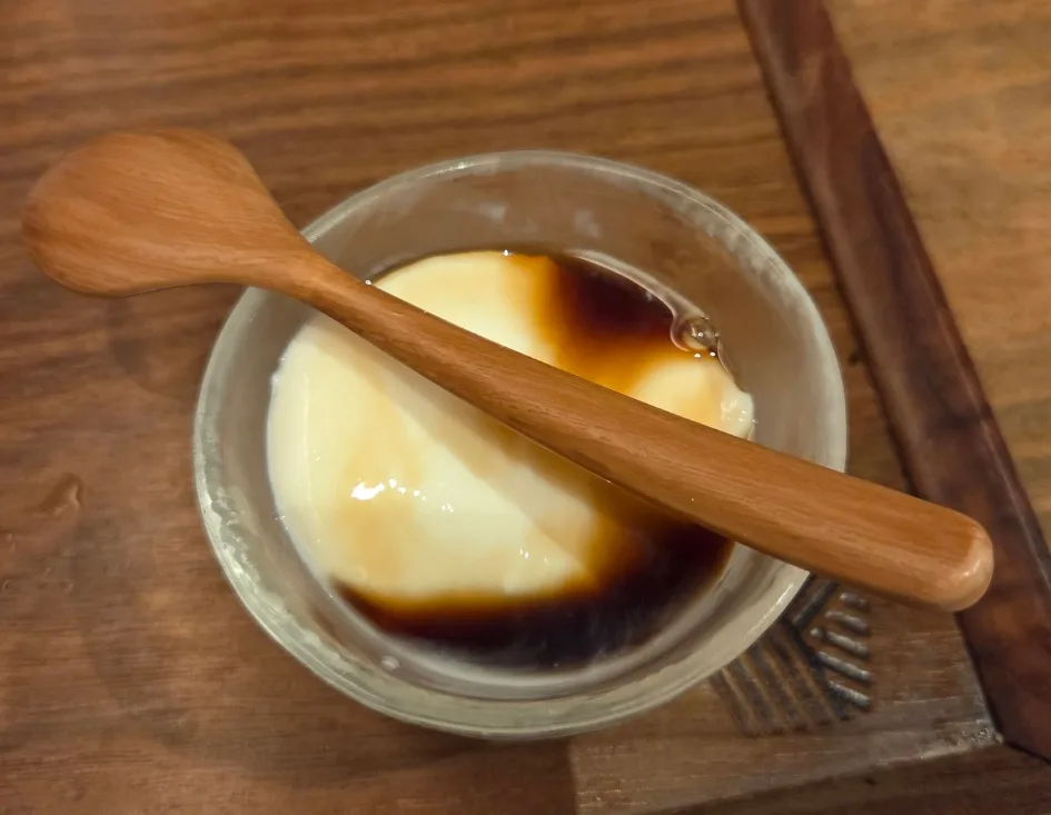 黒みつをかけたミルクプリン