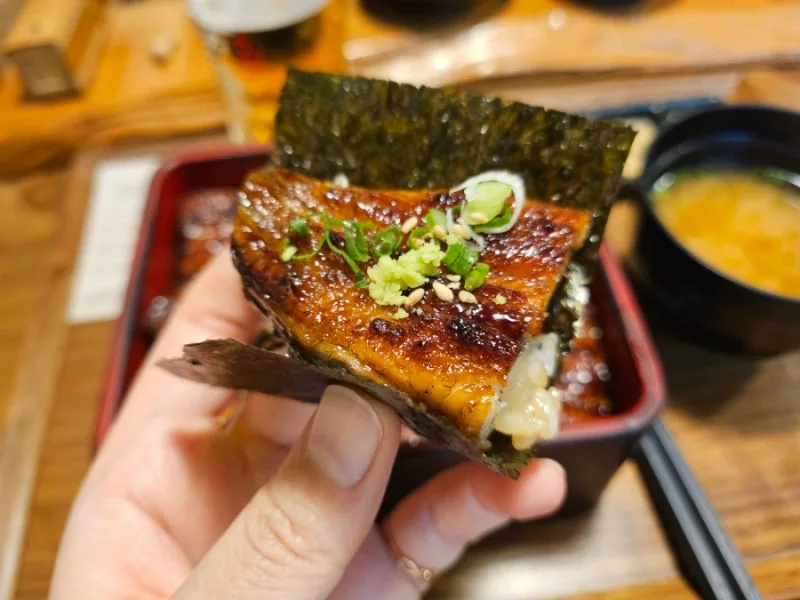 海苔でうなぎとご飯を包んだひと口