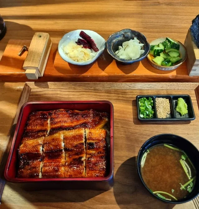 うな重に味噌汁と薬味、小皿が付いた膳