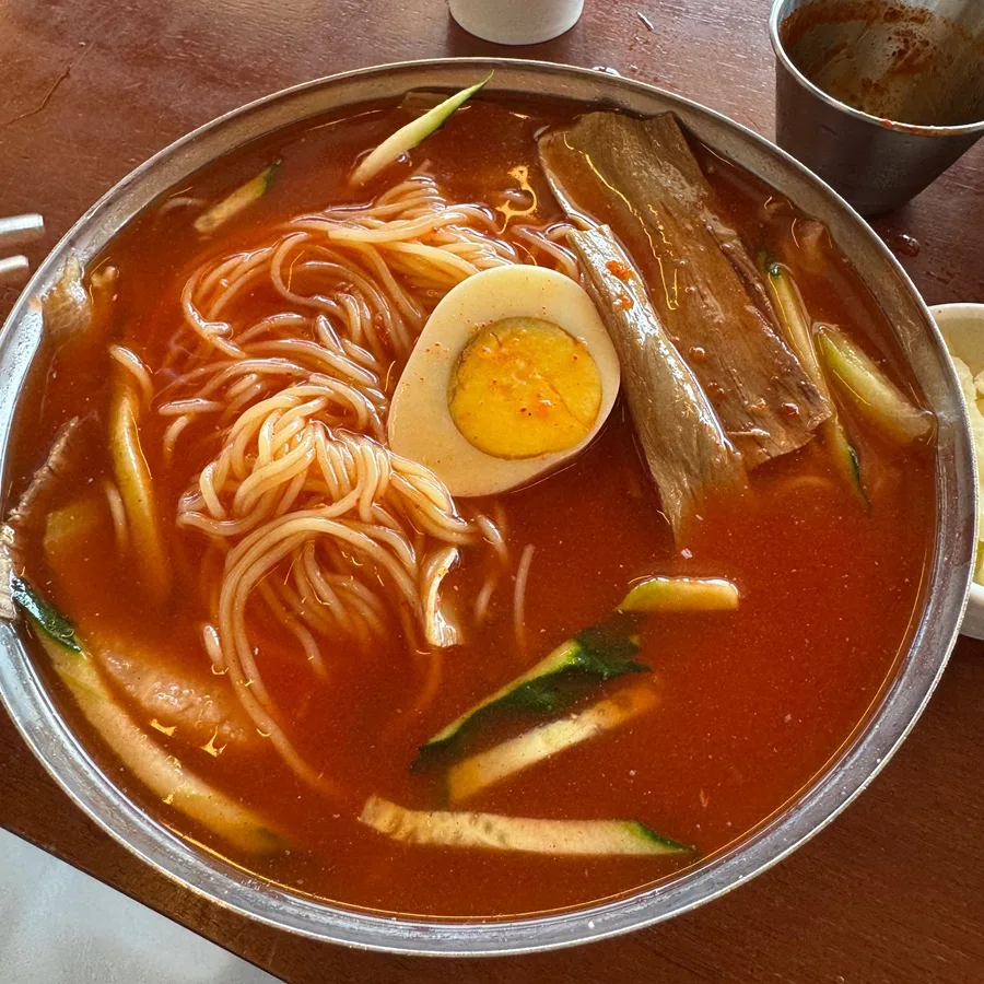トンミョンシク・ミルミョン — 辛味ダレを溶かしたムルミルミョン