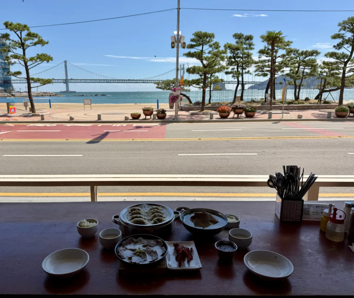 食卓越しに望む海と広安大橋