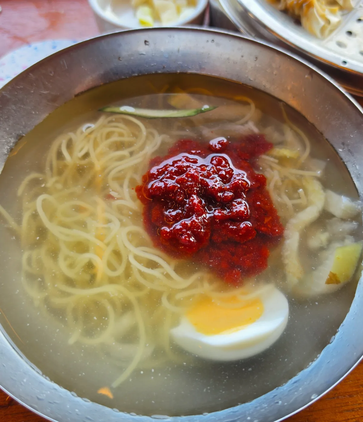 辛味ダレをのせたムルミルミョン
