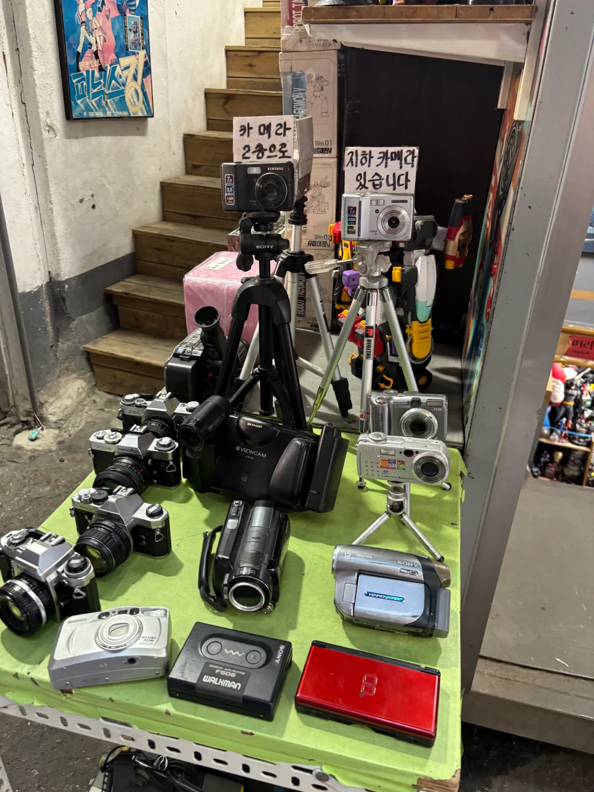 台に並ぶ中古のカメラとビデオカメラ
