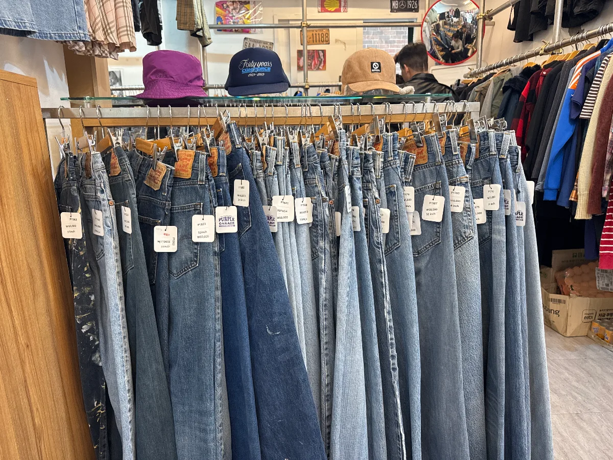 サイズと値段の札が付いたリーバイスのデニム