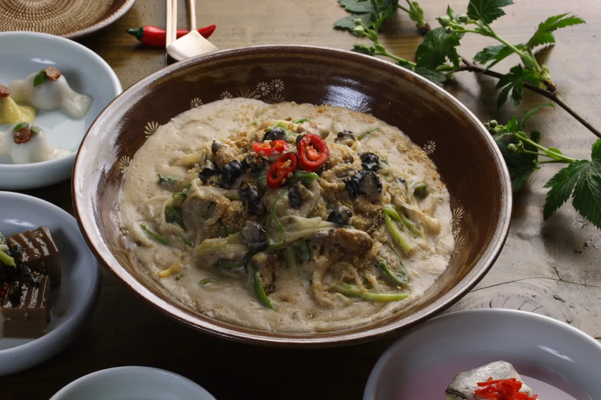 貝と野菜に絡む白いソース