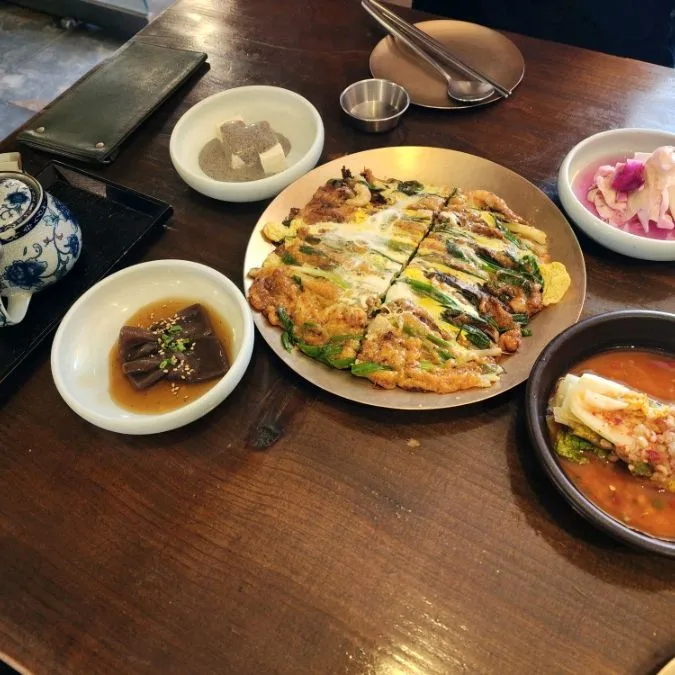 パジョンと小鉢が並ぶ食卓
