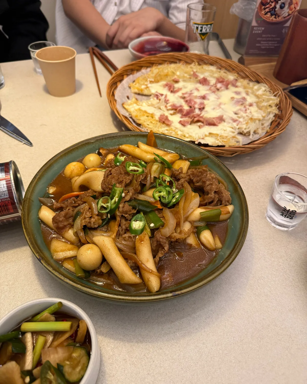 トンニョク — 肉入りトッポギとチヂミが並ぶ食卓