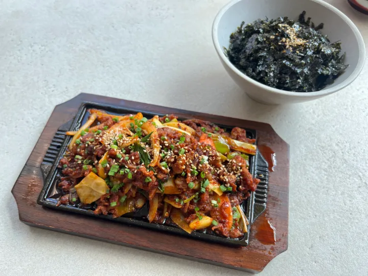辛口豚軟骨炒めとおにぎり