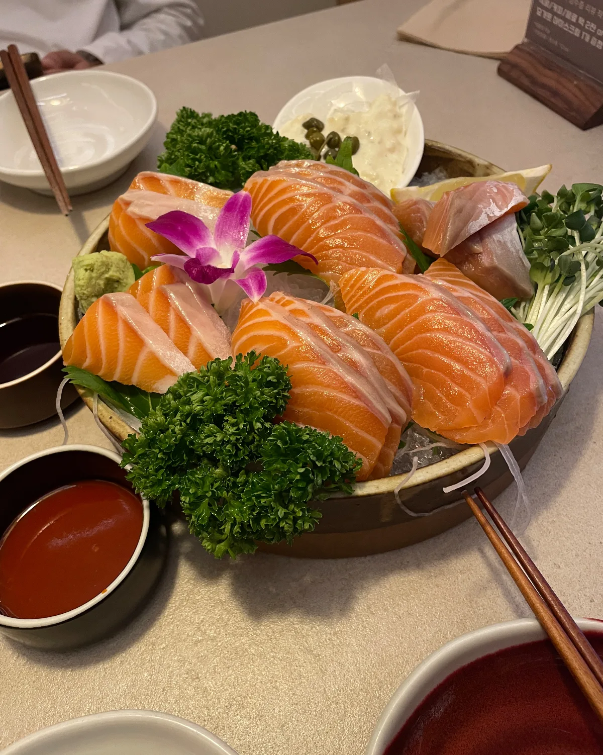 トンニョク — サーモンの刺身