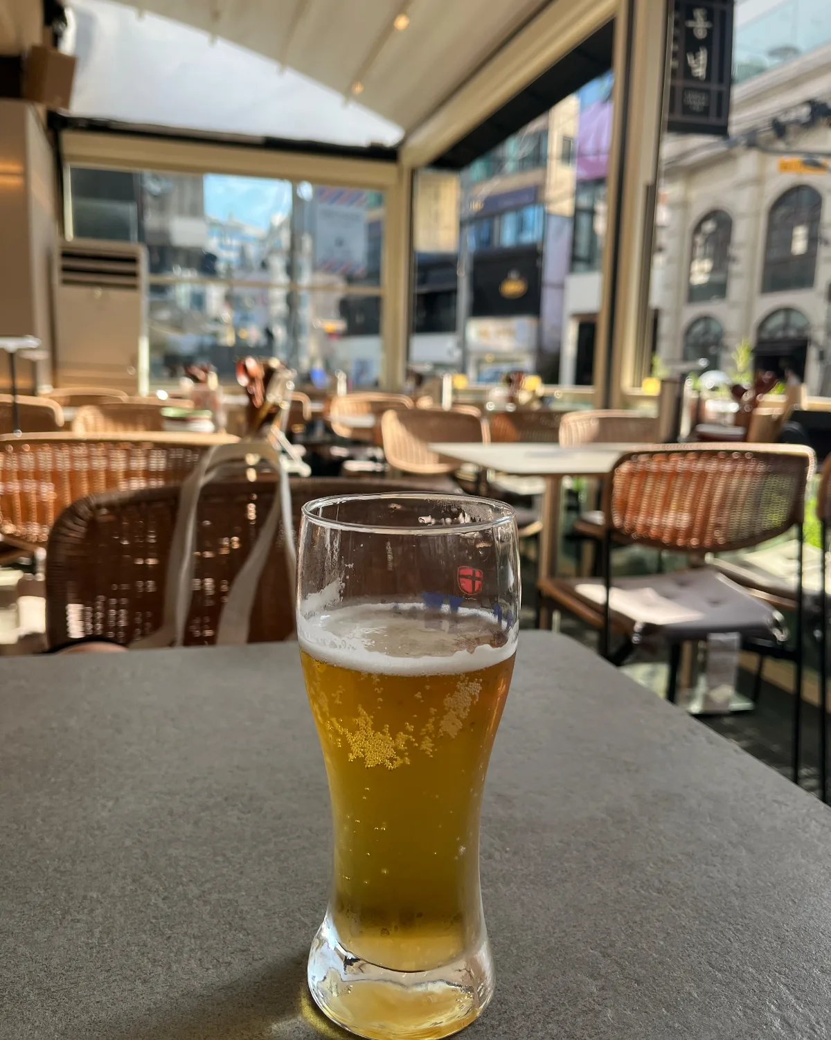 トンニョク — テラス席に置かれたビール