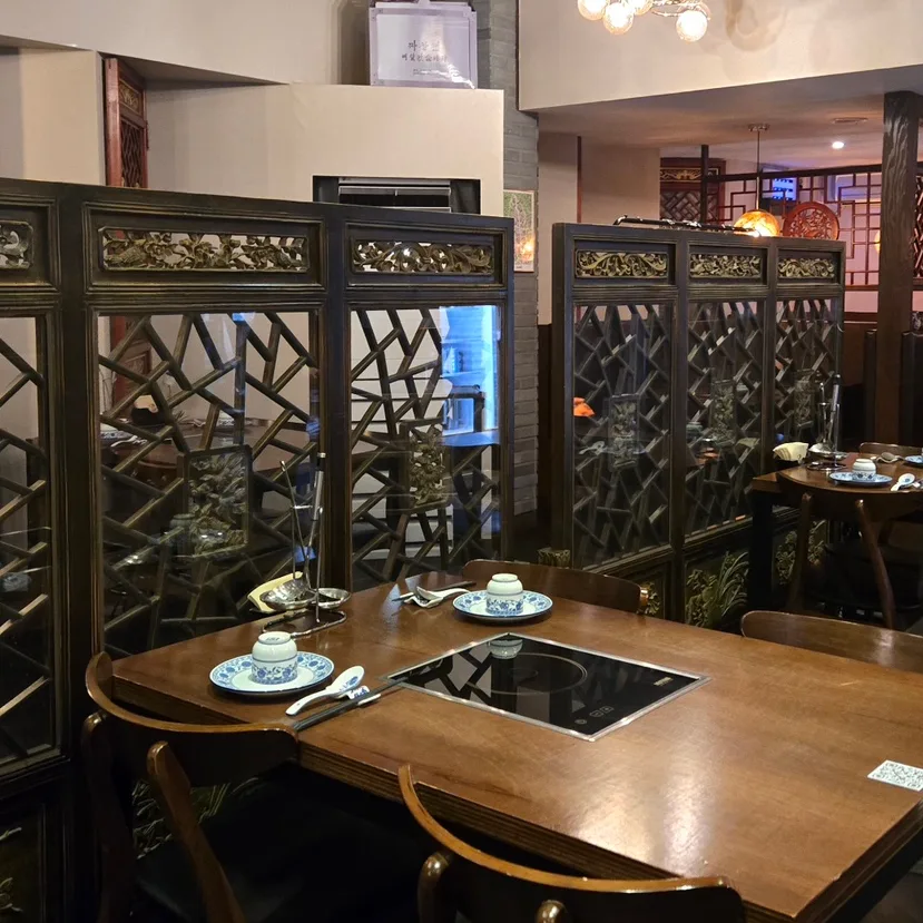 度量 — 木製の間仕切りと食卓