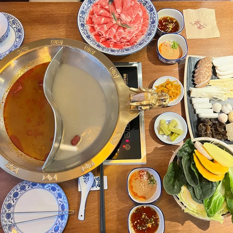 二色の火鍋と肉・野菜の盛り合わせ