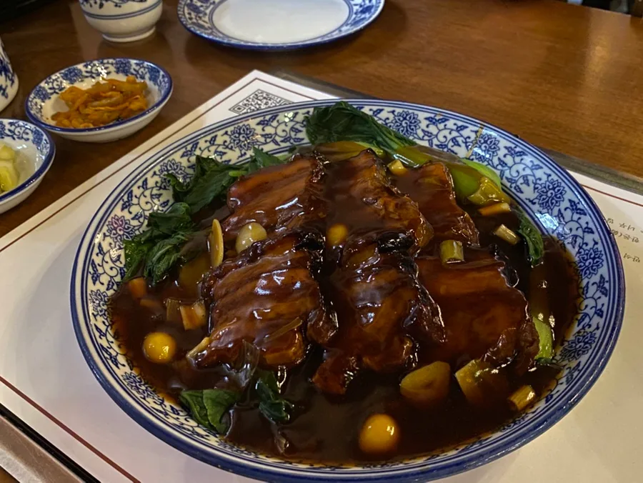 青梗菜に囲まれた東坡肉