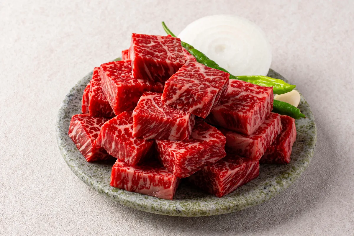 島山トゥッペギ 清潭店 — 角切り牛肉と玉ねぎの盛り皿